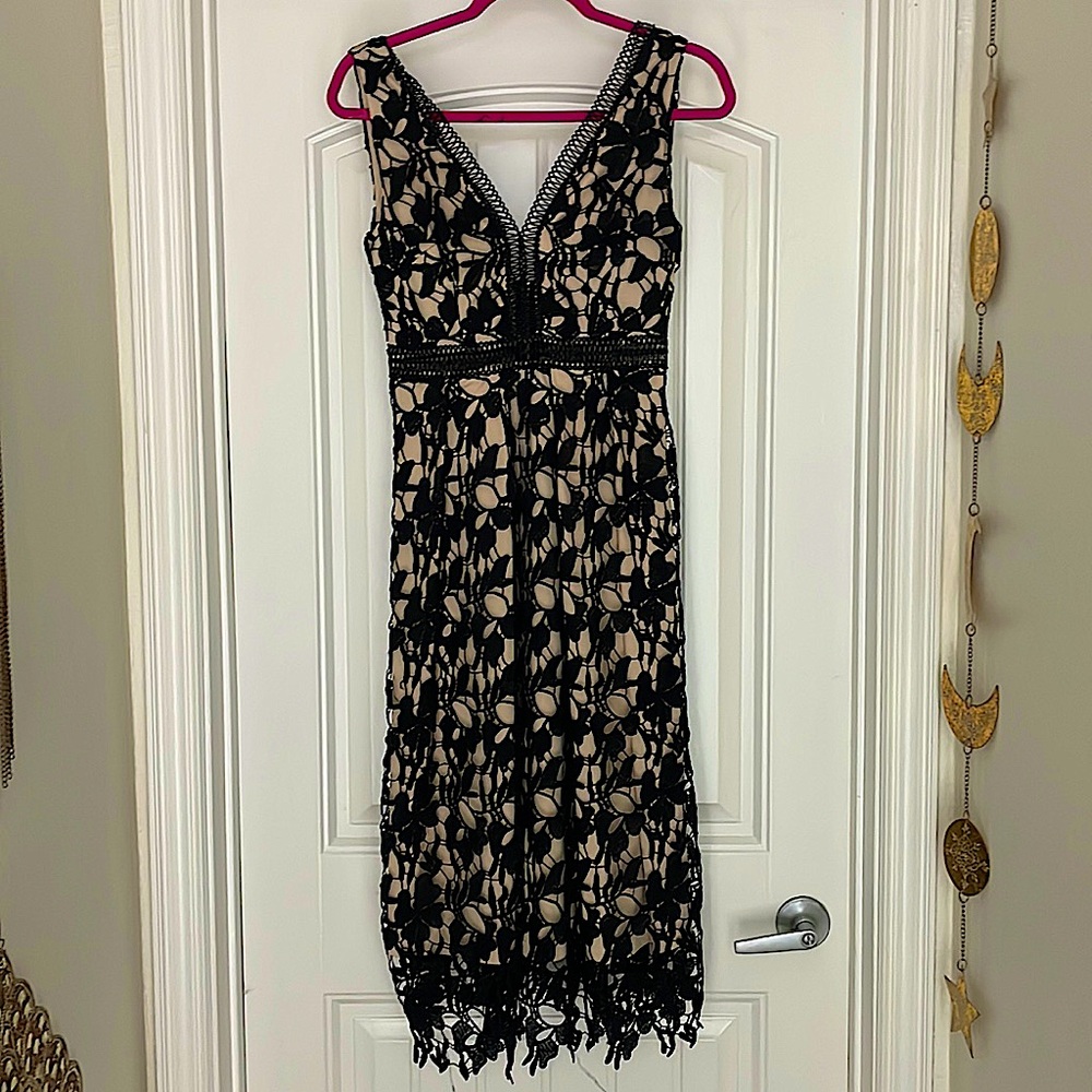 NEW Romeo + Juliet Black Floral Appliqué Midi Dress
